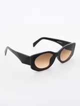 Lentes de sol negros con forma rectangular y lentes degradadas en color marrón.