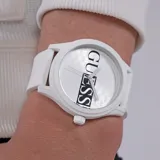 Reloj Guess modelo Reputation, con caja redonda de silicona blanca de 45mm y esfera blanca con el logo de la marca en relieve. Correa de silicona blanca. Resistente al agua hasta 30 metros.