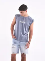 Musculosa gris con estampado de la palabra 'Broken' en color naranja.