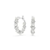 Aros tipo argolla plateados con perlas blancas y cristales blancos.