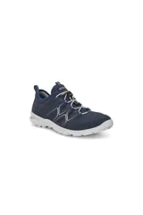 Zapatilla deportiva/trekking Ecco Terracruise, color azul marino con detalles en blanco. Presenta capellada de malla transpirable con refuerzos sintéticos y sistema de ajuste rápido con cordones elásticos y tope. Suela blanca robusta.