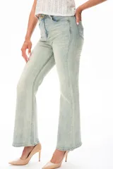 Pantalón de jean celeste con corte recto y detalles de strass.