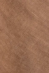 Campera color marrón claro estilo sobrecamisa confeccionada en lino premium. Cuenta con cuello clásico, cierre frontal con botones, un bolsillo de parche en el pecho y dos bolsillos de parche en la parte inferior.