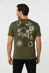 Remera blanca de algodón con cuello redondo a la base y manga corta. Presenta un estampado central con tres ilustraciones minimalistas en negro y texto debajo de cada una.