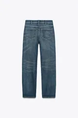 Pantalón de jean azul con efecto lavado, tiro medio, corte relaxed, pierna recta y cinco bolsillos.
