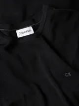 Sweater Calvin Klein negro de lana merino con cuello redondo y logo CK bordado en el pecho.