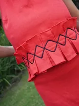 Top marrón de lino con cuello halter y detalle de volados y frunces con costuras decorativas en el bajo.