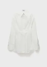 Camisa blanca de corte recto con cuello camisero, mangas largas con puños abotonados y cierre frontal oculto con botones.