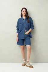 Bermuda de jean azul de corte clásico y largo a la rodilla.