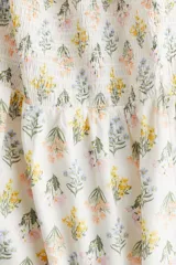 Vestido largo de algodón con estampado floral, escote cuadrado, cuerpo fruncido, mangas cortas abullonadas y falda con leve vuelo.