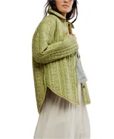 Chaqueta acolchada con estampado floral en tonos azul y beige, cuello camisero y cierre frontal con botones.