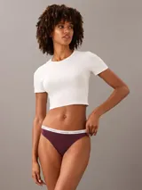 Bombacha clásica Calvin Klein color borgoña, de algodón elástico con cintura elástica blanca con el logo de la marca.