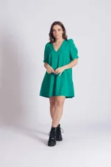 Vestido corto color verde con escote en V y mangas abullonadas.