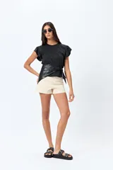 Short de jean color beige, con calce medio, bolsillos funcionales y tajos pequeños en el ruedo.