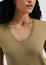 Camiseta marrón de manga corta con cuello en V.