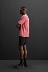 Camiseta color ladrillo de corte relaxed fit, cuello redondo y manga corta.