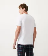 Remera blanca de pijama, de manga corta y cuello en V.