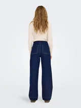 Pantalón de jean azul oscuro, de corte ancho, tiro alto y cierre de botones.