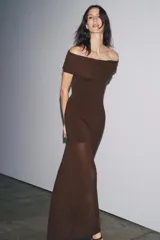 Vestido midi marrón de punto, con escote recto con hombros descubiertos y manga corta con frunces.
