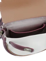 Bandolera de cuero color crudo con detalles en marrón. Tiene correa larga regulable y cierre con broche metálico.