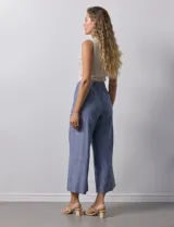 Pantalón crop de lino color azul con pretina trasera elastizada y bolsillos delanteros.