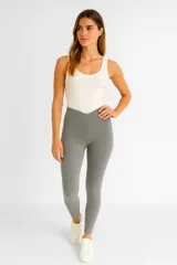 Calza deportiva gris de poliéster, tiro alto y corte ajustado.