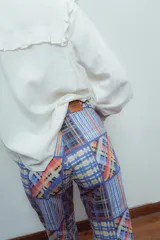 Pantalón de gabardina elastizada con estampado patchwork a cuadros en tonos azul, rojo, amarillo y blanco.