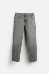 Pantalón de jean azul oscuro, corte slim fit, tiro medio, cinco bolsillos, tejido elástico y efecto lavado.