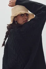 Sweater oversized negro tejido en lana y alpaca con diseño de ochos.