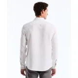 Camisa blanca de lino con cuello abotonado, manga larga y bolsillo en el pecho.