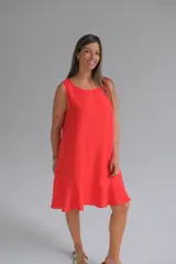 Vestido midi rojo sin mangas, con escote redondo y volado en el ruedo.