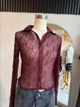 Camisa de encaje negra con cuello clásico y botones frontales.