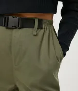 Pantalón jogger color verde militar, con cintura elástica ajustable con cinturón de hebilla plástica. Tiene bolsillos laterales tipo cargo con fuelle y puños elásticos.