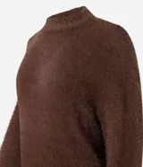 Suéter marrón de punto con cuello redondo y mangas largas ajustadas. Diseño slim alargado con efecto de pelitos.