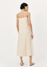 Vestido largo color beige con breteles finos y corte recto.