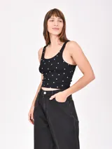 Musculosa negra de algodón con estampado de estrellas blancas.