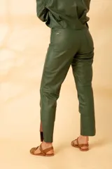 Pantalón de cuero color dulce de leche, de corte recto y tiro alto.