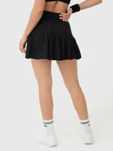 Minifalda deportiva negra con cintura alta y falda plisada.