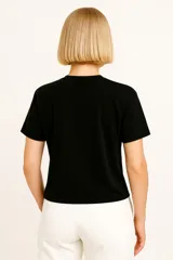 Remera color marrón de algodón, de manga corta, corte ancho y cuello redondo.