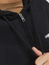 Canguro negro con capucha, cierre de cremallera, bolsillos tipo canguro y logo 'Originals Studio' estampado en el pecho.