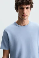 Camiseta color caqui de punto con hilatura de mezcla de algodón, corte recto, cuello redondo y manga corta.