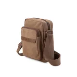 Morral bandolera de tela canvas color marrón con correa regulable. Tiene un bolsillo frontal con cierre, apertura superior con cierre, bolsillos internos y un bolsillo trasero con cierre.