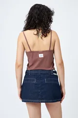 Minifalda negra de denim con cinturón y bolsillos laterales.