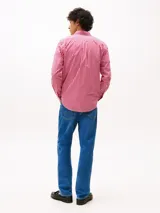 Camisa Tommy Hilfiger de popelina de puro algodón con diseño de cuadros Vichy en rojo y blanco, cuello abotonado, bolsillo de parche en el pecho y tecnología Flex que permite gran libertad de movimiento.