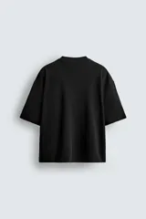 Camiseta negra de corte cuadrado (boxy fit), cuello redondo y mangas cortas. Detalle de costuras en delantero y espalda.