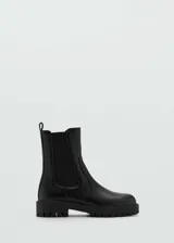 Botines Chelsea negros de efecto piel con suela track, paneles laterales elásticos y punta redonda.