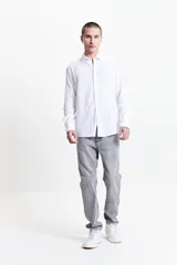 Camisa de manga larga color gris oscuro con textura a rayas, estilo rústico y fit regular.