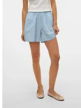 Short celeste con rayas verticales blancas, cintura elástica y bolsillos laterales.