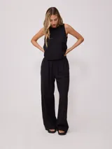 Pantalón fucsia de corte palazzo, con cintura elastizada.