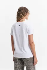 Remera celeste de algodón con cuello redondo y calce regular.